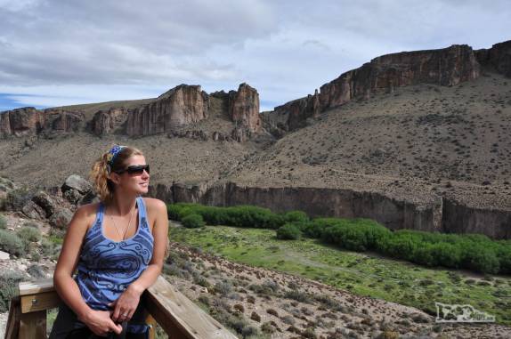 Admirando a paisagem ao redor da Cueva de Las Manos, no sul da patagônia, na Argentina